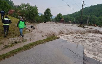 Cod roşu de probleme. Mai multe localităţi, inundate