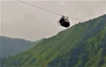 Şase copii şi doi adulţi, blocaţi în telescaun la o înălţime de 274 de metri