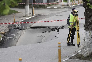 Stradă prăbuşită în oraşul Slănic: CJSU cere mai multor instituţii să pună la dispoziţie, în termen de 48 de ore, studiile geotehnice şi geologice realizate pe raza acestei localităţi