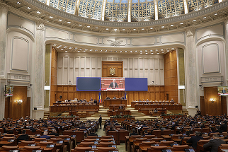 Proiect de lege USR adoptat de Parlament: Părinţii singuri nu vor mai fi obligaţi la ture de noapte, pot lucra doar dacă îşi doresc