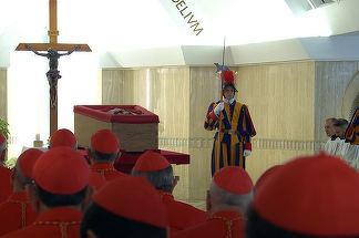 VIDEO. Un ultim omagiu adus papei Francisc. Sicriul este mutat în Bazilica Sfântul Petru, unde va rămâne până la funeralii