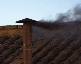Fum negru la Vatican după primul tur de vot în Conclav. 45.000 de pelerini au aşteptat semnalul în Piaţa Sfântul Petru