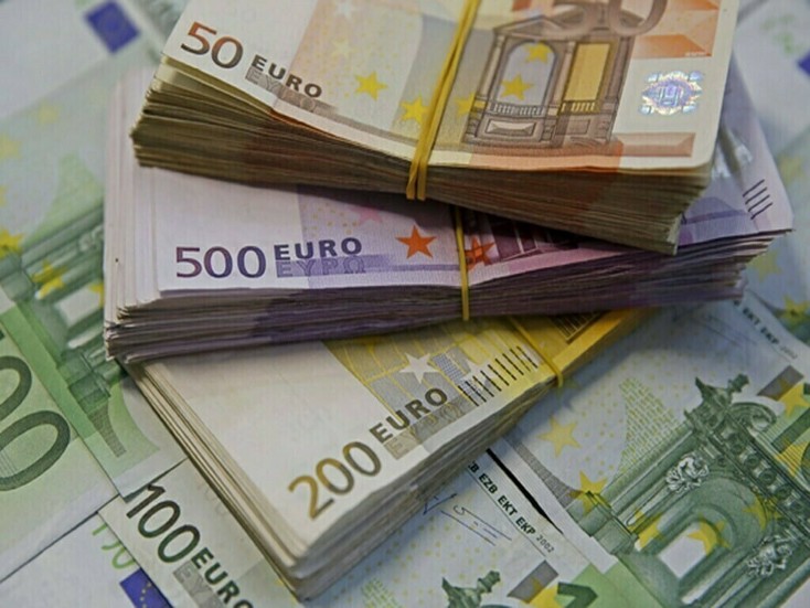 Euro depăşeşte pragul de 5,12 lei pe piaţa interbancară. ROBOR la 3 şi 6 luni urcă la noi maxime. Cum arată cotaţiile la bănci şi casele de schimb