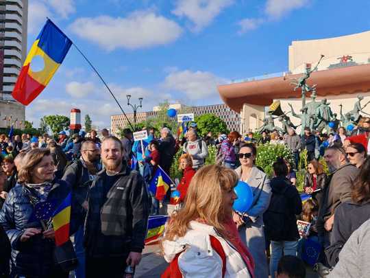 Miting pro-Europa în Bucureşti / Oamenii fac apel la ieşirea la vot în număr mare