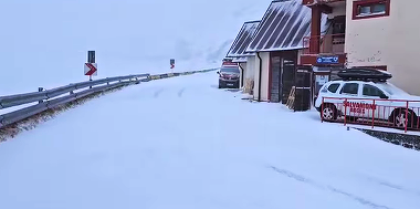 VIDEO. Viscol şi zăpadă pe Transalpina. Redeschiderea spectaculoasei şosele, amânată din cauza vremii