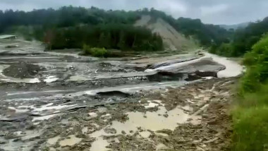 VIDEO. Dezastrul provocat de inundaţii la Salina Praid, filmat din dronă. „Este o chestiune de timp până se va prăbuşi complet”