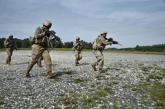 Serviciul militar obligatoriu, în extindere în ţările Europei. Care sunt modificările preconizate în anii următori