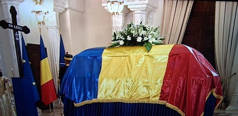 Sicriul cu trupul neînsufleţit al fostului preşedinte Ion Iliescu, depus pe catafalcul din Sala Unirii, a Palatului Cotroceni