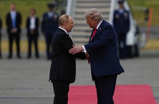 VIDEO. Trump şi Putin au dat mâna în Alaska, înaintea summitului privind Războiul din Ucraina. Trump l-a aplaudat la coborârea din avion