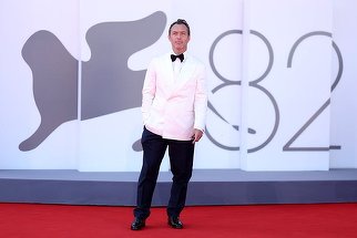 Jude Law, pe covorul roşu de la Veneţia. Actorul îl interpretează pe Putin în "The Wizard of the Kremlin"