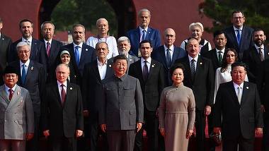 Foştii premieri Adrian Năstase şi Viorica Dăncilă, la parada militară organizată la Beijing/ Ei apar în fotografii alături de Xi, Putin şi Kim Jong Un / Reacţia ministrului de Externe