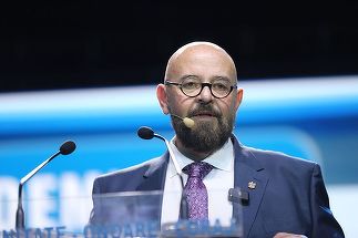Piedone anunţă că nu candidează la Primăria Capitalei şi că îşi face partid: Urmez calea cetăţenilor care m-au creat şi m-au sprijinit şi m-au propulsat în politică