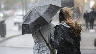 HARTĂ. Alertă meteo în România. Cod portocaliu de vânt puternic şi ploi