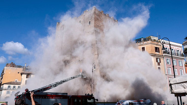 Doliu la Roma după moartea muncitorului român prins sub dărâmăturile turnului medieval Torre dei Conti