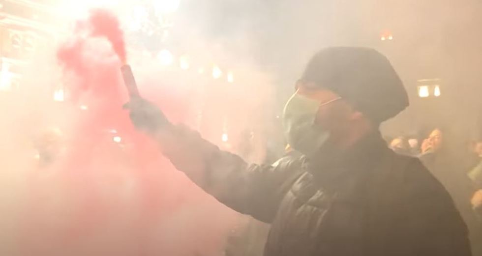 Mii de manifestanţi, pro şi antiguvernamentali, s-au aflat faţă în faţă la Belgrad