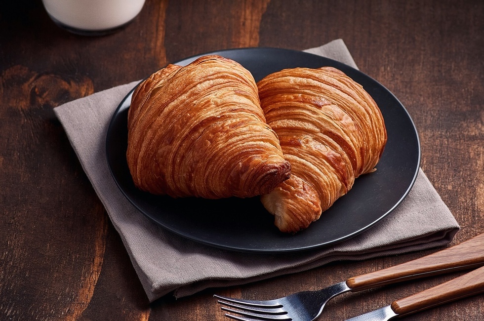 Amendă la vamă pentru două croissante mâncate prea devreme