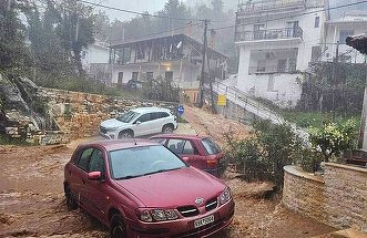 VIDEO. Insula Thassos, măturată de furtuna Adel. Maşini târâte de viitură şi case inundate