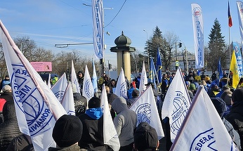 Câteva mii de sindicalişti protestează în faţa Palatului Cotroceni