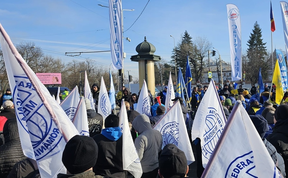 Câteva mii de sindicalişti protestează în faţa Palatului Cotroceni