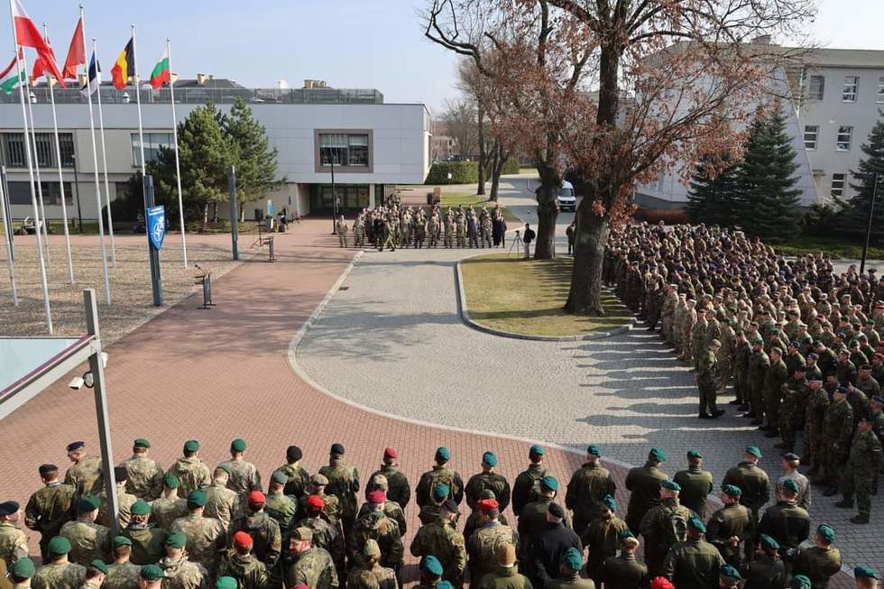 De la birou la uniformă: funcţionarii publici se pot antrena militar şi primesc 6.000 €
