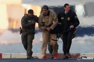 FOTO. Nicolas Maduro, dus cu elicopterul la tribunal şi păzit cu mitraliere de soldaţi