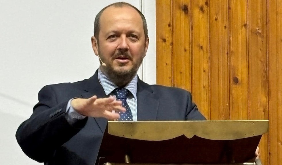 PROMO. Adrian Papahagi vine la Prima News, în Vinerea Mare, să discute despre Biserică şi putere