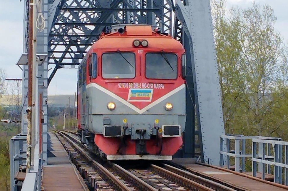 Prima locomotivă pe ecartament european a ajuns la Prut. Proiectul feroviar România–Moldova prinde contur