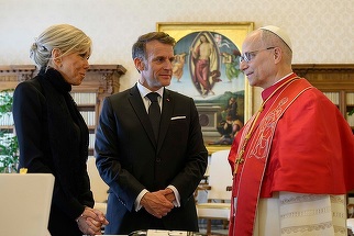 Emmanuel Macron, alături de soţia sa, în vizită la Vatican. Ce i-a oferit lui Papa Leon al XIV-lea