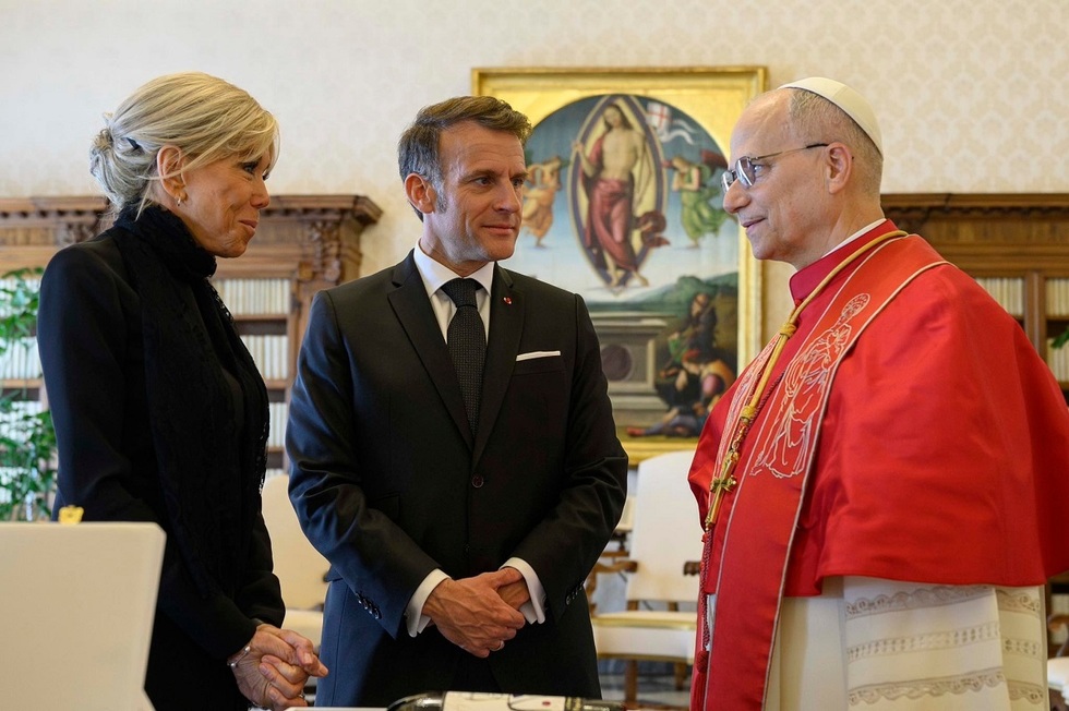 Emmanuel Macron, alături de soţia sa, în vizită la Vatican. Ce i-a oferit lui Papa Leon al XIV-lea