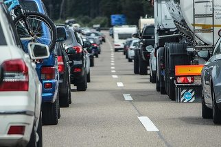 Haos în trafic după minivacanţa de Paşte: coloane kilometrice pe DN 1 şi DN 7