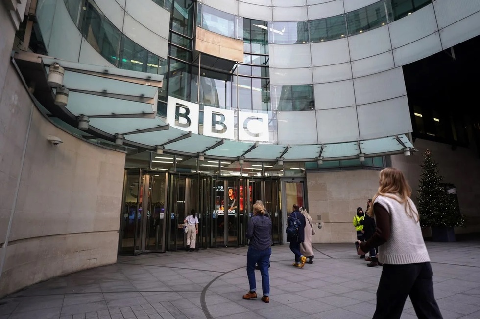 Val de concedieri la BBC. Aproximativ 2.000 de angajaţi ar putea rămâne fără loc de muncă