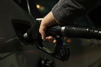 Benzina premium se apropie de 10 lei pe litru, iar motorina standard se ieftineşte. Preţuri carburanţi vineri, 22 mai