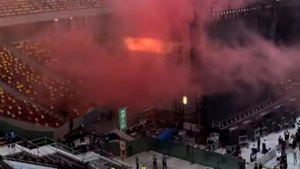 Panică la concertul lui Max Korzh de pe Arena Naţională. Recuzita a luat foc la începutul spectacolului, 15 oameni au avut nevoie de îngrijiri medicale
