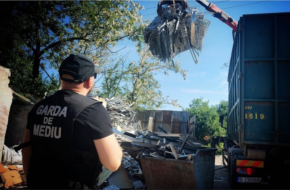 Operaţiune masivă împotriva traficului de deşeuri în Ilfov. Zeci de maşini şi sute de persoane, verificate la Sinteşti