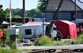 Microbuz şcolar lovit de tren, în Belgia. Cel puţin patru persoane au murit