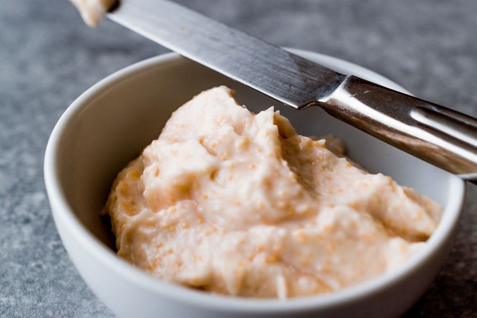 Profi retrage de la vânzare un lot de salată de icre cu hering şi ceapă. ANSVSA avertizează asupra riscului de contaminare cu Listeria