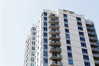 Preţurile apartamentelor cresc în marile oraşe, în timp ce chiriile stagnează sau scad. Timişoara face excepţie de la trend