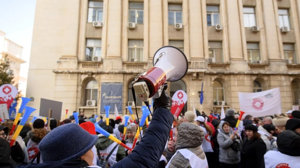 Noua lege a salarizării stârneşte revoltă. Protestele se extind de la spitale şi instanţe până la şcoli şi vămi