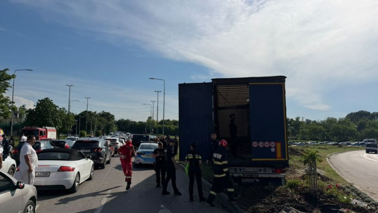 Accident în lanţ la Constanţa. Un şofer de TIR care conducea haotic a lovit mai mult de 10 maşini