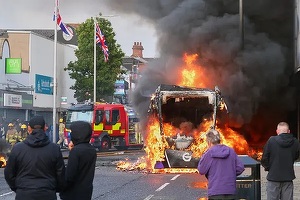 Proteste violente anti-imigranţi la Belfast. Locuinţele a trei familii de români au fost vandalizate