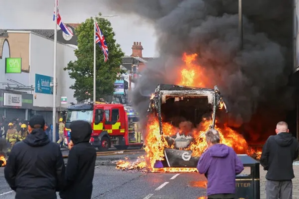 Proteste violente anti-imigranţi la Belfast. Locuinţele a trei familii de români au fost vandalizate