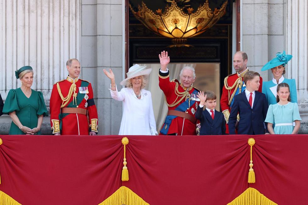 Trooping the Colour, parada dedicată Regelui Charles. Kate, William şi copiii lor au atras toate privirile