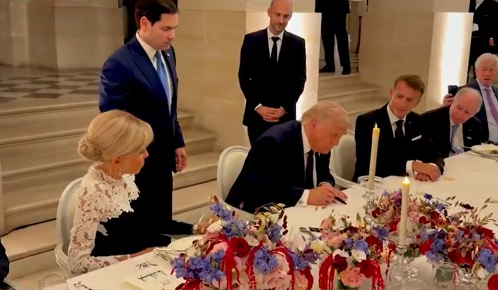 Trump a semnat acordul cu Iranul, în timpul cinei de la Versailles, alături de Macron