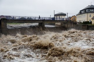 Pericol de inundaţii pe râurile din 22 de judeţe. Hidrologii au emis Cod galben