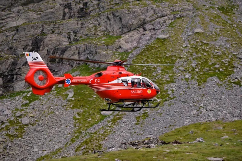 Patru alpinişti s-au prăbuşit în gol în Bucegi, după ce coarda cu care erau asiguraţi s-ar fi rupt. Unul dintre ei a murit