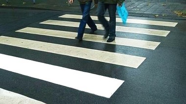 Trecerile de pietoni din România vor fi iluminate cu stâlpi solari. CNAIR montează peste 2.200 de sisteme LED cu bani din PNRR