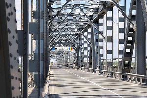 Restricţii de circulaţie pe Podul Prieteniei miercuri şi joi. Traficul va fi dirijat alternativ între orele 06:00 şi 11:00
