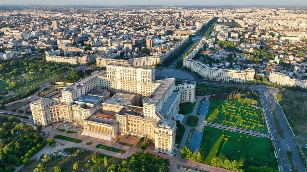 Anchetă The Guardian: Sute de turişti sunt cazaţi în clădiri cu risc major de prăbuşire din Bucureşti. Peste 200 de apartamente sunt listate ilegal pe Airbnb şi Booking.com