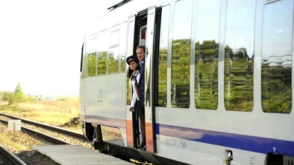Trenul Budapesta–Bucureşti a rămas blocat între Caracal şi Fărcaşele. Locomotiva aflată în garanţie s-a defectat