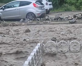 UPDATE. Staţiunea Buşteni, lovită de o viitură puternică. O femeie a fost luată de ape, iar un cartier a rămas izolat
